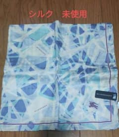 未使用. BURBERRY シルクコットン大型入りハンカチセット 未使用タグ付き BURBERRY 幾何学模様 スカーフ シルク ハンカチ 大判