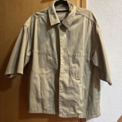 【訳あり:ボタン欠損】GU 半袖シャツ ベージュのサムネイル