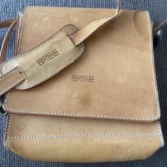 BREE ブリー　ショルダーバッグ　ヌメ革　レザー　キャメル　ロゴ型押しのサムネイル