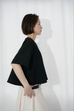 【roughlow】　soft flare tee ブラック　新品タグ付き roughlow soft flare tee ブラック - メルカリ