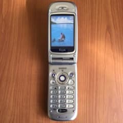 SH505iS シルバー ホワイト折りたたみ式携帯電話のサムネイル