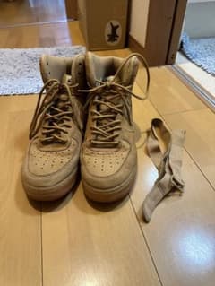 Nike Air Force 1 ベージュ スニーカーのサムネイル