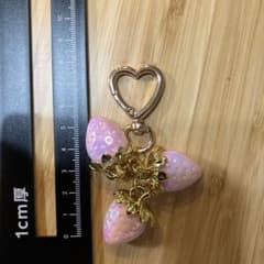 いちごモチーフ キーホルダー ピンク ゴールドのサムネイル