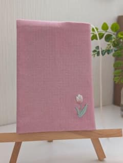 ピンクのチューリップ刺繍ブックカバーのサムネイル