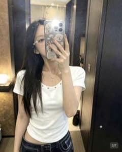 SHEIN 半袖Tシャツ首元スタッズ付き ホワイトのサムネイル