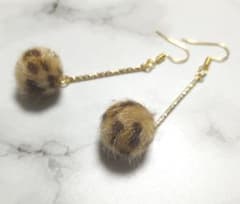 No.126 ファーボール ピアス ヒョウ柄模様