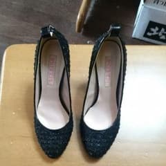 黒のパンプスのサムネイル