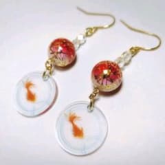 和風ピアス☆国産ビーズ　唐草ゴールドライン×金魚プレートのサムネイル