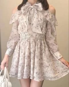 AnMILLE コールドショルダーフラワーワンピースのサムネイル