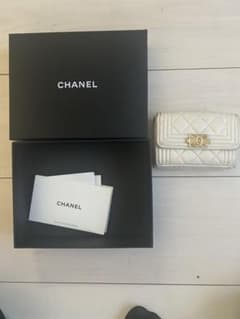 CHANEL ボーイ ホワイト コンパクト 折り財布 - メルカリ