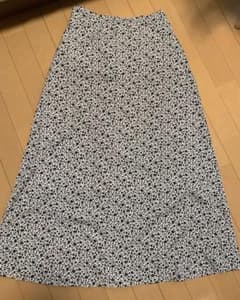 Vis 小花柄 ロングスカート モノトーンのサムネイル