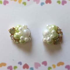 春カラー:グリーンビジューピアスのサムネイル