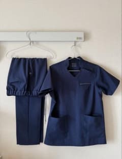 【芽衣さま専用】klug 医療・介護用スクラブ レディス 上下 Mサイズのサムネイル
