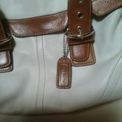 coachホワイトバック長方形ですが、A4入ります。肩にかけて使用できます。のサムネイル