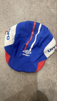 umbroの青と白のサッカー用キャップ　56センチ　小学生のサムネイル