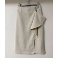 【美品】tocco closet トッコクローゼット ビジュー釦タイトスカートのサムネイル