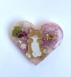 再販不可。ハート♡マトリカリア♡ねこヘアゴムブローチ - メルカリ