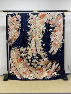 花柄刺繍入り紺色着物 - メルカリ