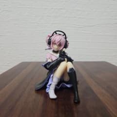 フィギュア ピンク髪の少女 ヘッドホンのサムネイル