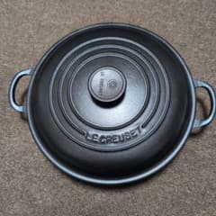 LE CREUSET 両手鍋26センチ 蓋付き 人気カラーブラック - メルカリ