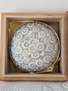 高岡銅器 美術工芸品 白銅製 菊紋様 朱肉池 印鑑ケース 木箱付き