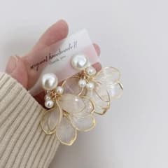 再販♡ぷっくりパール×じゃらパール×クリアゴールドひし形花びらイヤリングのサムネイル