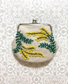 ミモザの刺繍がま口ポーチ 手刺繍 ハンドメイド - メルカリ
