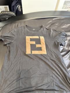 naya1918 様専用FENDI ブラック ロゴ Tシャツのサムネイル