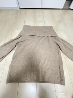 ベージュ長袖ニットのサムネイル