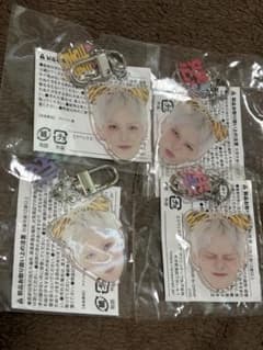 treasure ヨシ 顔アクキー 喜怒哀楽のサムネイル