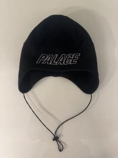 PALACE ブラック ニット帽 耳あて付き - メルカリ
