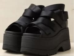 UGG 厚底サンダル ブラックのサムネイル