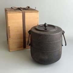 時代物 茶道具 名工 後藤九吉 作 うずまき 文 筒釜 共箱 銅蓋 釜環 鉄釜 良品 煎茶道具 茶釜 釜師 茶器 風炉釜 伝統工芸 和骨董 和美術 釜 茶道具 釜師 後藤九吉作 帯霞筒釜 共箱付 釜環付 茶釜 炉釜 鉄釜