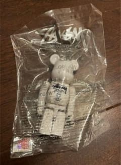 新品　未開封　stussy ベアブリックのサムネイル