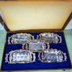 Set of 5 plates, antique case included, silver, retro style. *Details unknown.