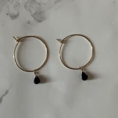 フープピアス ブラックチャーム ゴールドカラーのサムネイル