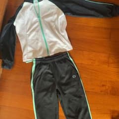 ジャージ上下セット。お洋服130㎝  ズボン120㎝のサムネイル