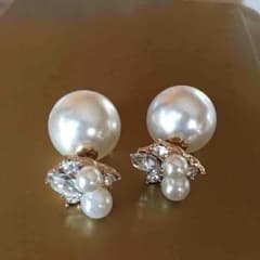 新品未使用 パールとビジューのダブルピアス 耳たぶの裏までおしゃれのサムネイル