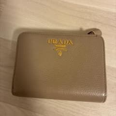 PRADA ベージュ 二つ折り財布のサムネイル