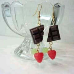 ◆柚木さま専用◆　新品★ チョコレート 苺 こんぺいとう ピアスのサムネイル