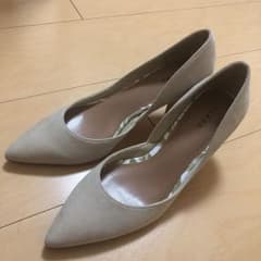 ベージュ パンプスのサムネイル