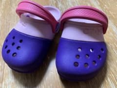 Crocs ベビーサンダル 紫とピンクのサムネイル