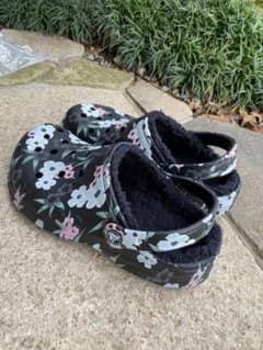 crocs クロックス★23cm★花柄ブラック★黒ボア付き★大人気★超美品のサムネイル