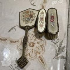676イギリス買い付ヴィンテージ プチポアン刺繍花柄 ハンドミラーとブラシ2 m39979393603_1.jpg?1769680136