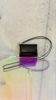 ネックストラップ付き レザー ミニウォレット ブラック　Charis Pocheのサムネイル