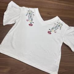 花柄刺繍 Vネック 半袖 Tシャツ ホワイト Mのサムネイル