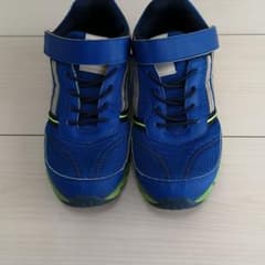 adidasスニーカーのサムネイル