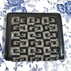 GIVENCHY ジバンシィ 折り財布  ビーズのサムネイル