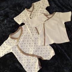 【おしゃれな】新生児　短肌着2枚とロンパースセットのサムネイル
