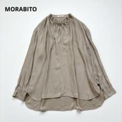 美品✧ モラビト ギャザーリボンブラウス とろみ 牛革パッチ 洗える 38 美品✧ モラビト ギャザーリボンブラウス とろみ 牛革パッチ 洗える 38